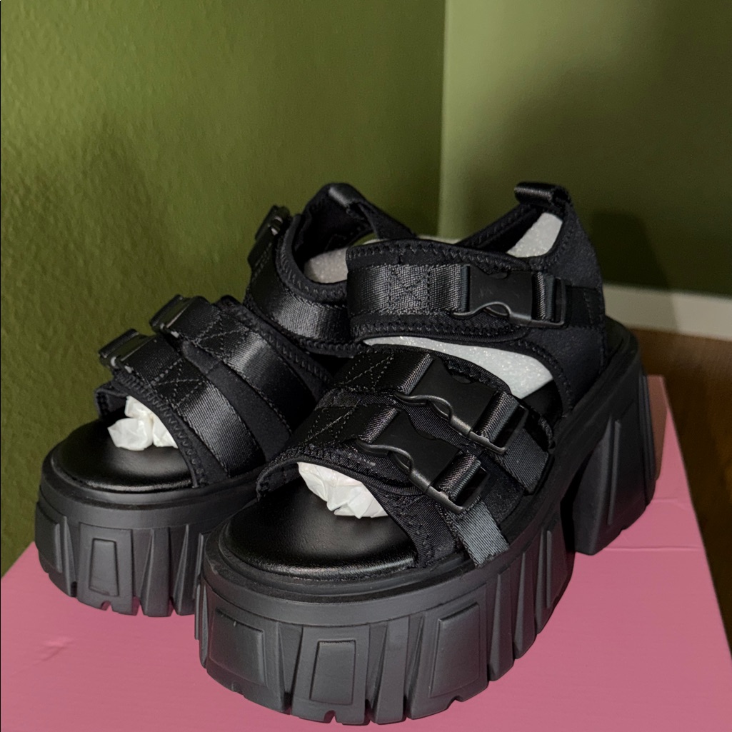 Platform Chunky Strap Sandals In Black